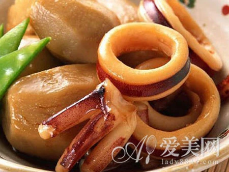 Ăn hải sản xong uống trà gây sỏi