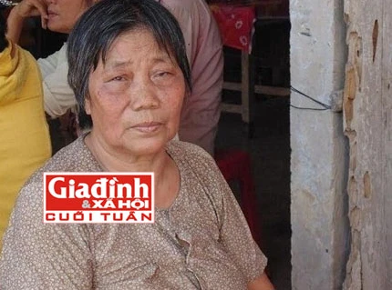 Bà Võ Thị Phát khóc nghẹn trong ngày đám tang con trai. Ảnh TG