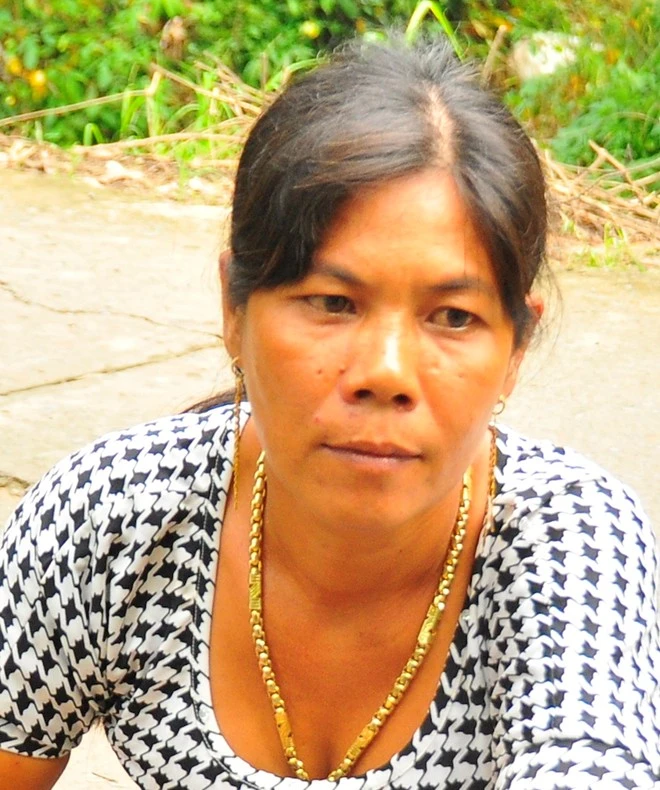 Đối tượng Lê Thị Cúc bị bắt quả tang khi đang nhận tiền