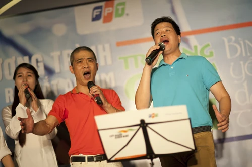 Nhạc sĩ Trương Quý Hải (áo cam) và ca sĩ Đăng Dương (áo xanh) hòa giọng thể hiện trường caNgười Việt Namtối 17/6. body-7411-1403058194.jpg