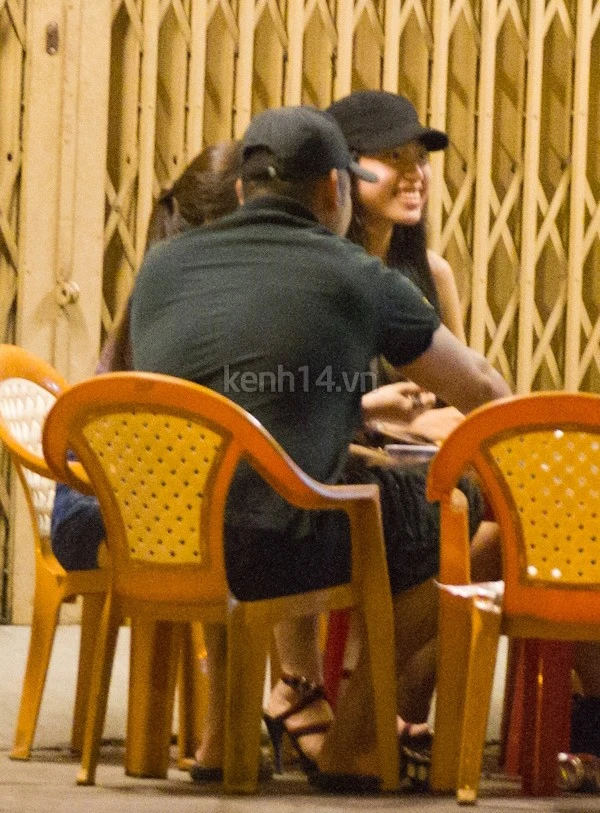 Elly Trần đi ăn với bạn bè