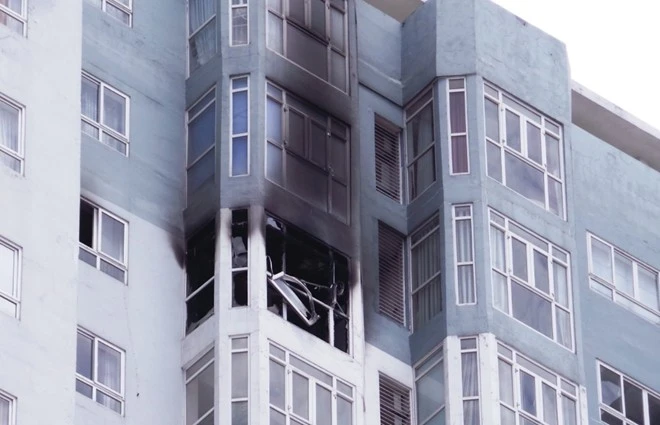 Thông tin ban đầu cho biết, thời điểm trên, người dân nghe một tiếng nổ lớn phát ra từ căn hộ trên rồi ngọn lửa bốc lên rất mạnh, phá vỡ kính cửa sổ rơi xuống đường. 