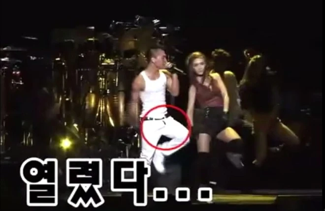 Sự cố quên kéo khóa quần dường như là tai nạn khá phổ biến của sao nam. Anh chàng Taeyang của Big Bang cũng từng vô tư biểu diễn trong chiếc quần trắng tinh, mà không hay biết mình đã đãng trí như thế nào.