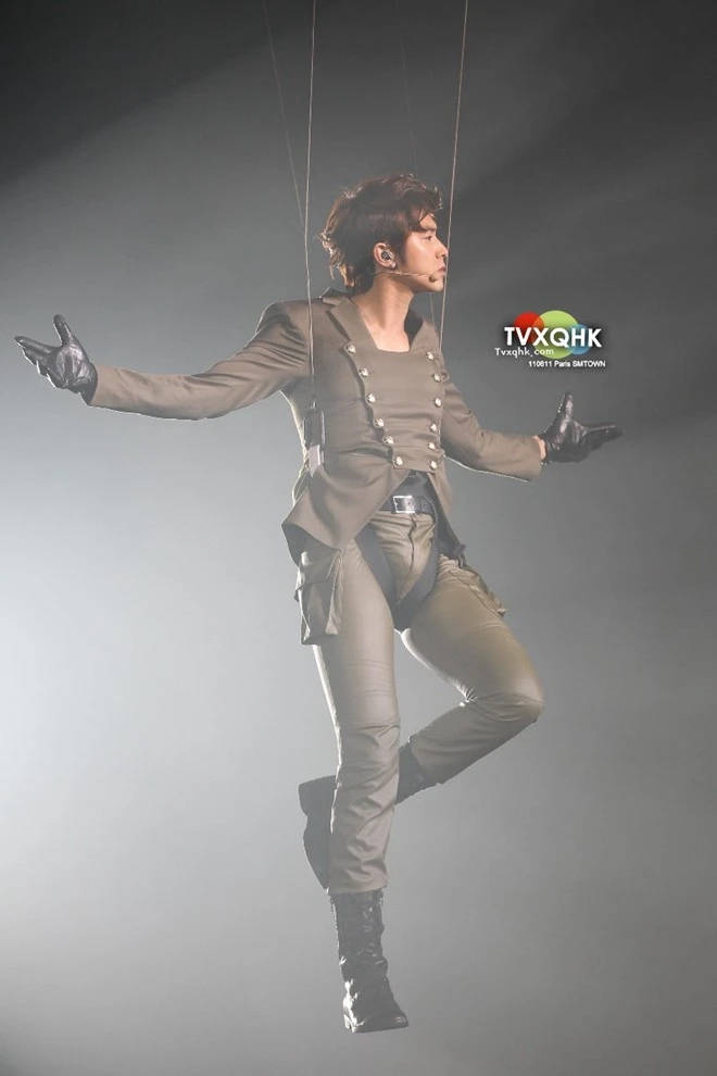 Trưởng nhóm nhạc đình đám TVXQ cũng không ít lần dính sự cố bục chỉ quần. Tuy nhiên, đôi khi lỗi từ stylist phục trang còn dễ khiến fan đỏ mặt hơn. Trong SMTown Paris năm 2011, TVXQ được ưu ái xuất hiện như những vị thần giáng xuống từ trời cao trong tiếng nhạc hoành tráng. 