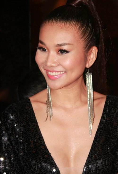 Diễn viên Thanh Hằng nổi bật với vẻ sang trọng cùng bộ váy xẻ sâu ngực. Ở phần cổ của chiếc váy có miếng lót giả màu da giúp trang phục của cô không bị xô lệch ngoài ý muốn.