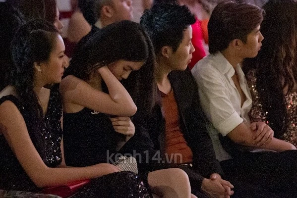 Sao Việt loay hoay chỉnh váy áo giữa chốn đông người