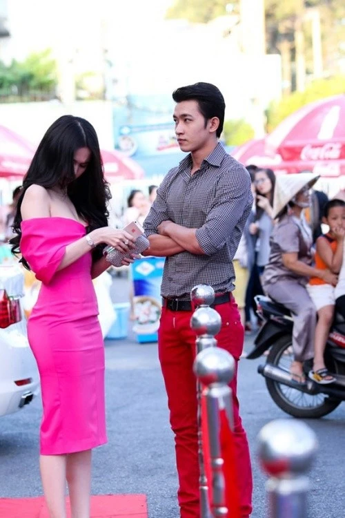  Chân dài này liên tục đưa tay cân chỉnh lại vùng dây trên của váy vì hình ảnh không đẹp lọt vào ống kính