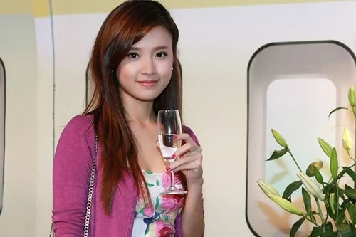 Sao Việt loay hoay chỉnh váy áo giữa chốn đông người