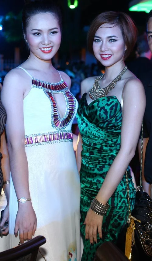 Sao Việt loay hoay chỉnh váy áo giữa chốn đông người