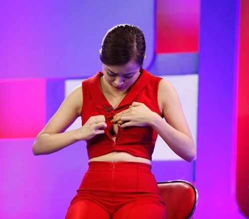 Sao Việt loay hoay chỉnh váy áo giữa chốn đông người