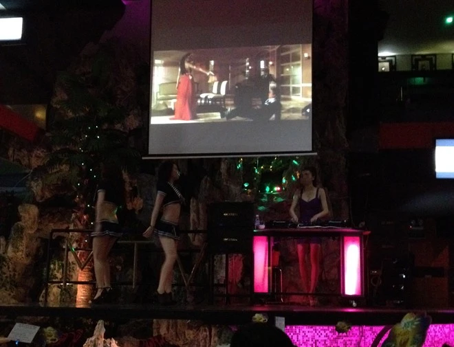 Những nữ DJ nóng bỏng trong quán cà phê ở Sài Gòn