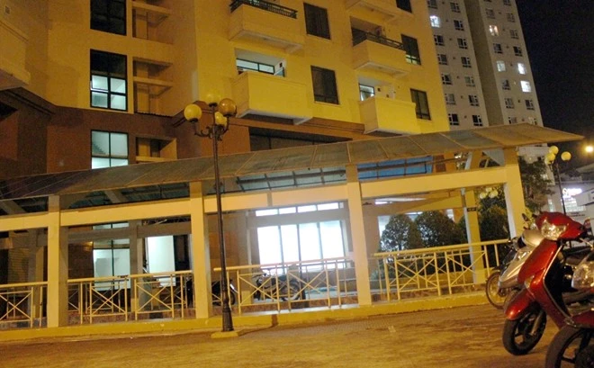 Khu vực mái tôn nhựa nơi ông Khiêm làm việc và gặp nạn tại chung cư An Cư.