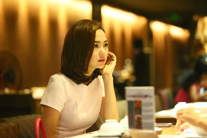 Minh Hằng, Phạm Quỳnh Anh gây chú ý vì mặc váy ngắn trên phố