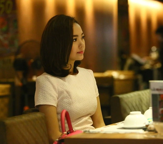 Minh Hằng, Phạm Quỳnh Anh gây chú ý vì mặc váy ngắn trên phố