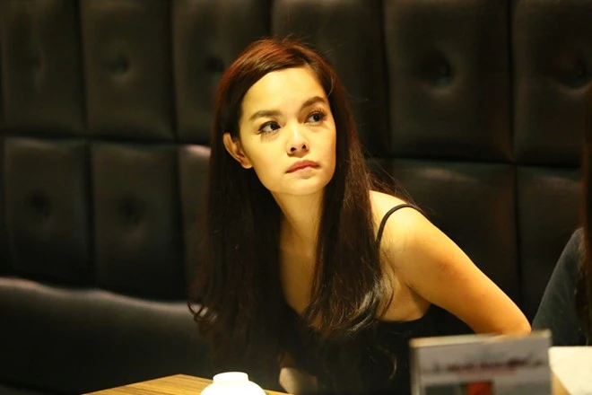 Minh Hằng, Phạm Quỳnh Anh gây chú ý vì mặc váy ngắn trên phố