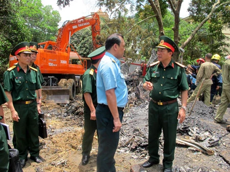 Trung tướng Mai Quang Phấn kiểm tra, chỉ đạo khắc phục hậu quả vụ việc tại hiện trường.