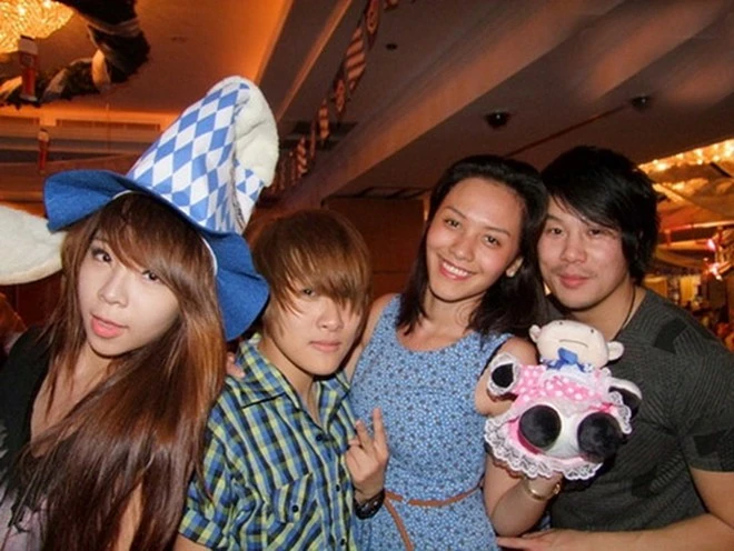 Công chúng chỉ thực sự quan tâm tới một nửa của ca sĩ Thanh Bùi – Trương Huệ Vân vào trước ngày cưới hồi cuối tháng 12 năm ngoái, khi thân thế giàu có và quyền lực của gia đình cô được phát hiện. 