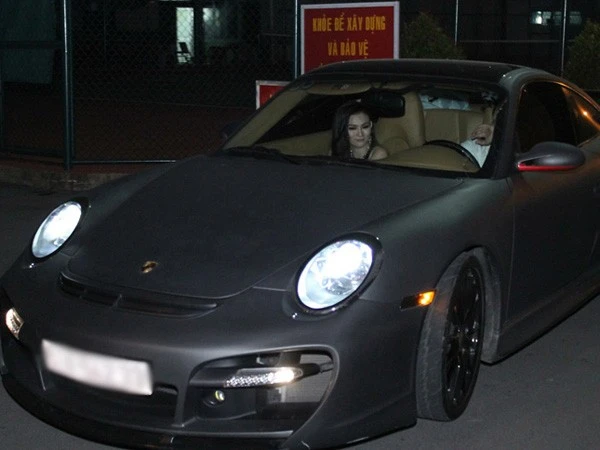 Mặc dù gắn bó từ lâu nhưng bạn trai Thu Thủy hiếm khi xuất hiện cùng cô mà chỉ âm thầm đưa đón và yên vị sau cánh gà hay trên hàng ghế khán giả. Ngay cả khi được người yêu giới thiệu với công chúng và báo giới, người yêu Thu Thủy cũng luôn tìm cách né tránh phóng viên, hạn chế tối đa bị chụp ảnh. 