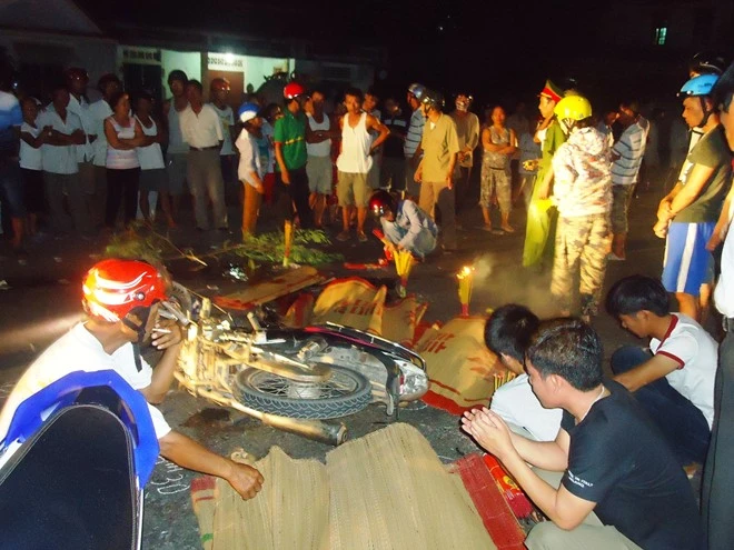 Xe máy đối đầu, 4 người chết tại chỗ, 2 nguy kịch