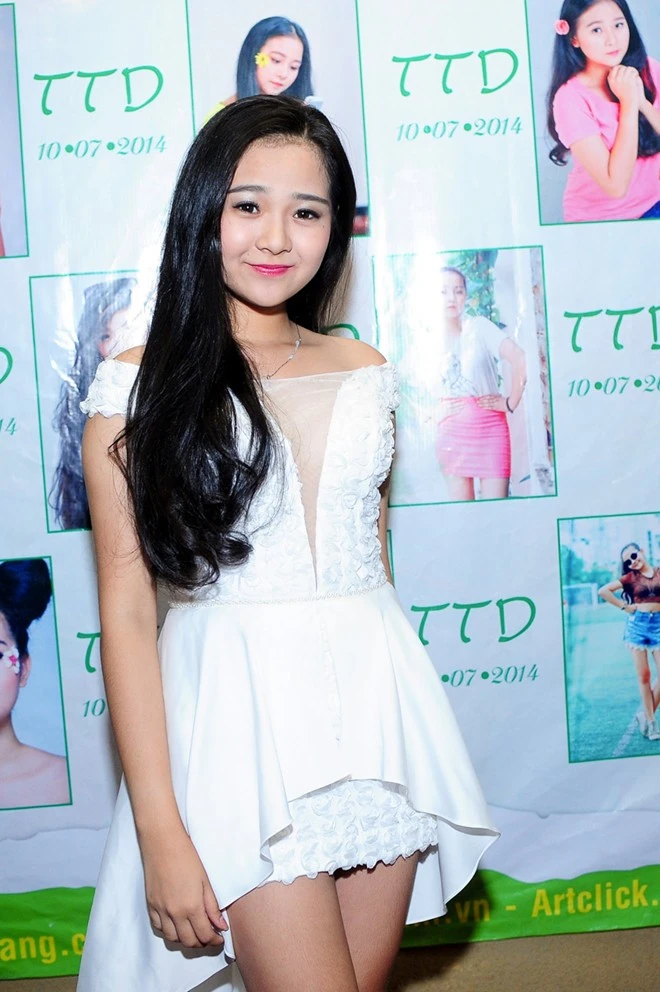 Tam Triều Dâng diện váy gợi cảm trong tiệc trưởng thành