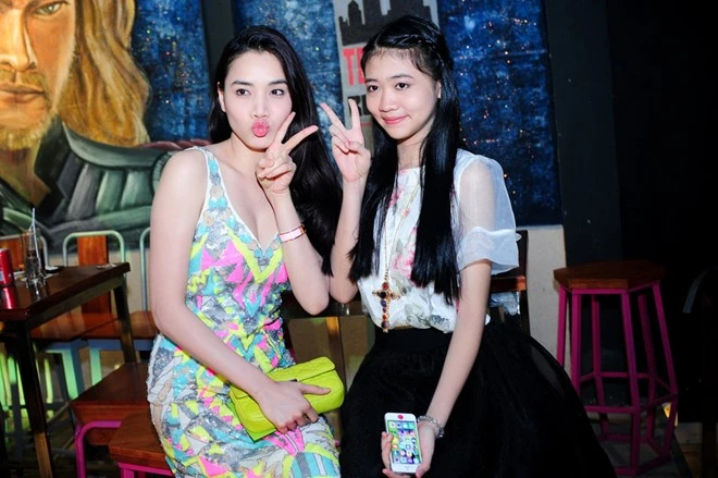 Tam Triều Dâng diện váy gợi cảm trong tiệc trưởng thành