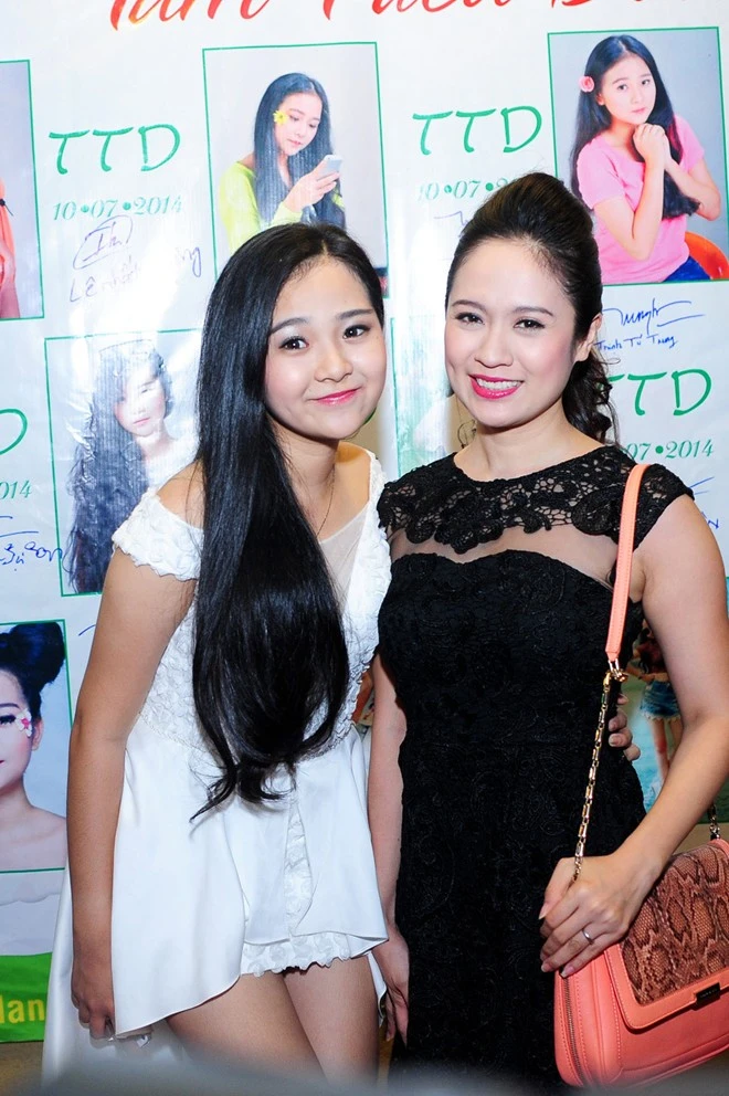 Tam Triều Dâng diện váy gợi cảm trong tiệc trưởng thành