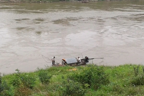 Cơ quan chức năng vớt thi thể người tự tử trên sông Đuống.