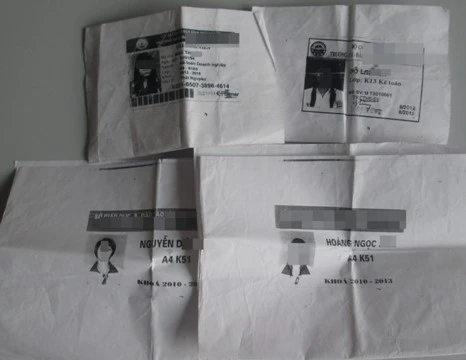 Những tấm thẻ sinh viên được các cô gái đưa ra để 