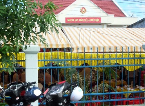 Tiệc cưới tổ chức trong khuôn viên UBND xã. Chủ tịch xã gả chồng cho con gái chưa tròn 16 tuổi