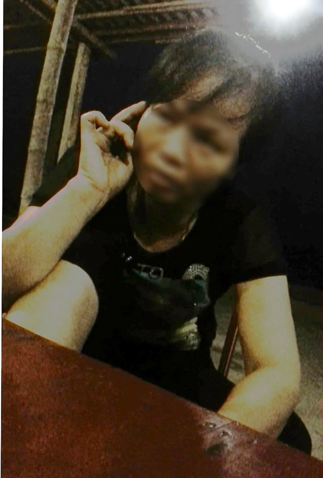 Tú bà Dung đang điều gái bằng điện thoại.