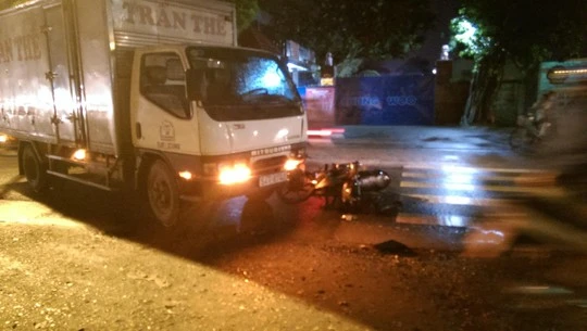 Phóng với tốc độ nhanh, thanh niên đâm đầu vào xe tải dẫn đến nguy kịch