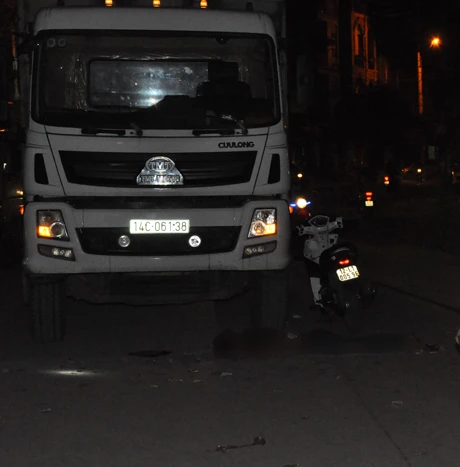 Hiện trường nơi Tới lao người vào xe tải tử tự.