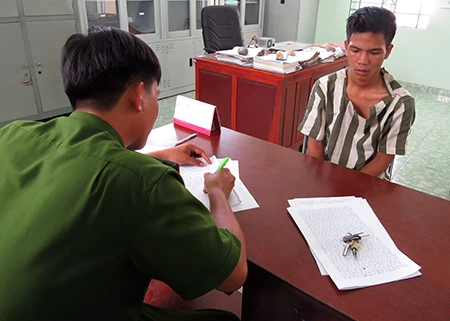 Diệp Tấn Vũ đang được lấy lời khai tại cơ quan công an