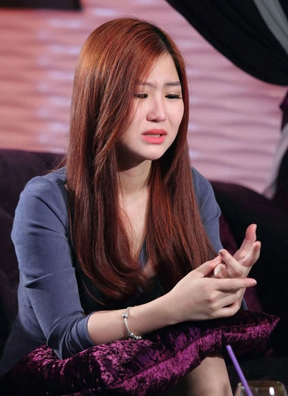 Hương Tràm cũng nhiều lần rơi nước mắt lên truyền hình tâm sự về chuyện của mình và HLV Thu Minh với tâm trạng tủi thân.