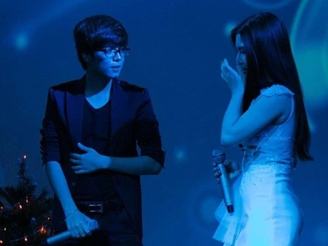 Đang hát với tình cũ Bùi Anh Tuấn, cô cũng bất ngờ rơi nước mắt.