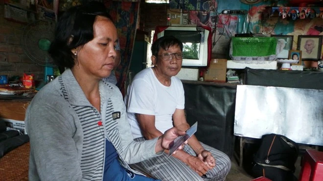 Vợ chồng ông Nở - bà Lan mất ăn mất ngủ suốt ba ngày qua từ khi con gái mất tích.