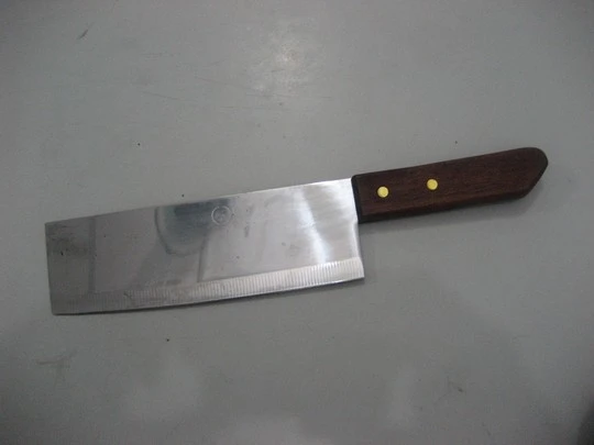 Một trong hai con dao mà Thái dùng để gây án