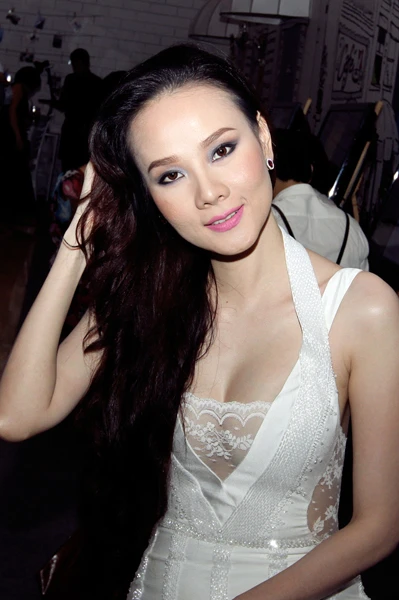 Dương Yến Ngọc mất bình tĩnh khi phát hiện chồng mình và bạn thân có quan hệ lén lút