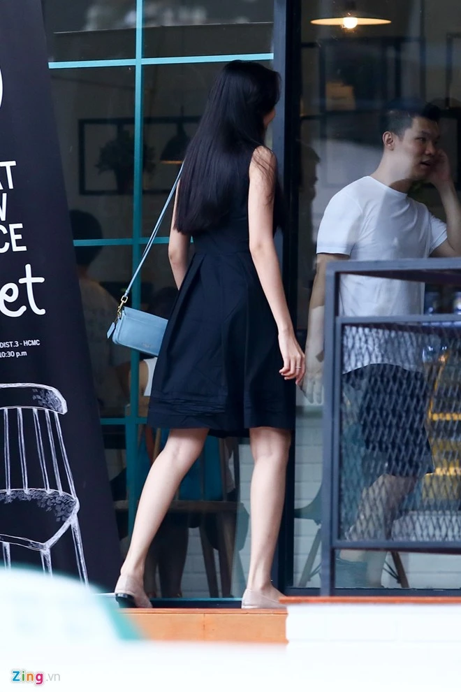 Tuy vậy, khi được hỏi, người đẹp chỉ trả lời lấp lửng: "Thời gian này, tôi không muốn đưa ra bất kỳ bình luận nào liên quan tới chuyện này và hy vọng mọi người sẽ tôn trọng quyết định của tôi. Hiện tại, tôi sống cùng gia đình và sẽ dành thời gian để nghỉ ngơi, tĩnh dưỡng, tạm dừng các hoạt động trong showbiz Việt". Không chỉ vậy, cô còn đăng tải ảnh mặc bikini trên trang cá nhân với vòng hai thon gọn để chống chọi tin đồn. Tuy nhiên, hình ảnh này nhanh chóng bị người hâm mộ tố giác là ảnh cũ. Diễm Hương mang bầu