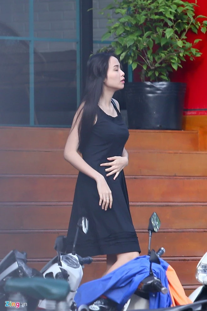 Đang ở giai đoạn đầu của thai kỳ nên vóc dáng của Hoa hậu Thế giới người Việt 2010 không có nhiều thay đổi. Diễm Hương mang bầu