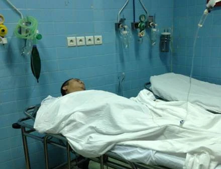 Ông Th. bị thương được đưa vào cấp cứu tại Bệnh viện Chấn thương chỉnh hình