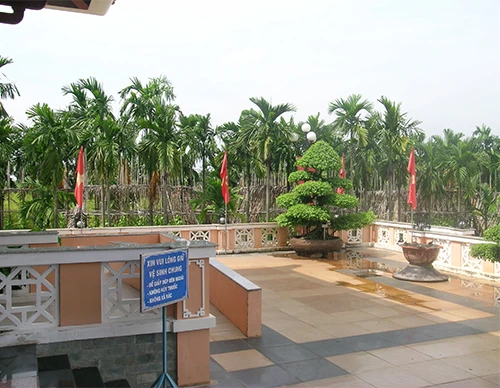 Chùm ảnh Nhà văn viếng thăm Đền Tưởng niệm Ngã Ba Giồng và 18 thôn vườn trầu (3) ảnh 2