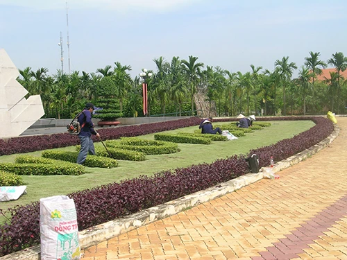 Chùm ảnh Nhà văn viếng thăm Đền Tưởng niệm Ngã Ba Giồng và 18 thôn vườn trầu (3) ảnh 6