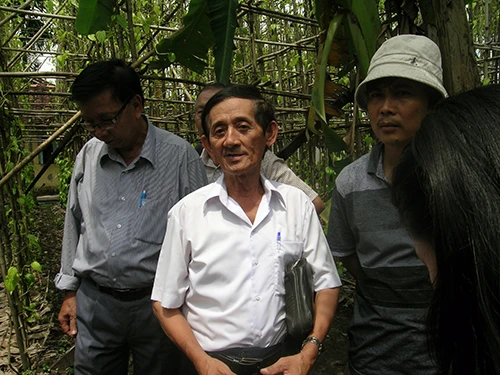 Chùm ảnh Nhà văn viếng thăm Đền Tưởng niệm Ngã Ba Giồng và 18 thôn vườn trầu (3) ảnh 10