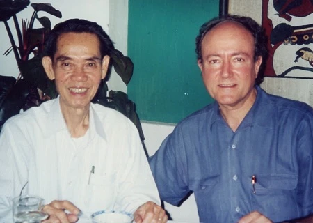 Thiếu tướng Phạm Xuân Ẩn và Giáo sư Larry Berman