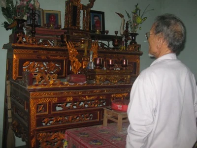 Gia đình ông Hồng rước ảnh và lập bàn thờ liệt sĩ Võ Thị Tần tại nhà