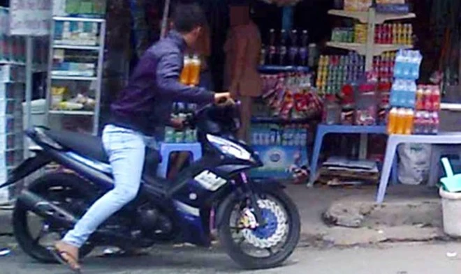 Thanh niên tên Anh với chiếc Exciter không giấy tờ kêu giá 14 triệu đồng.