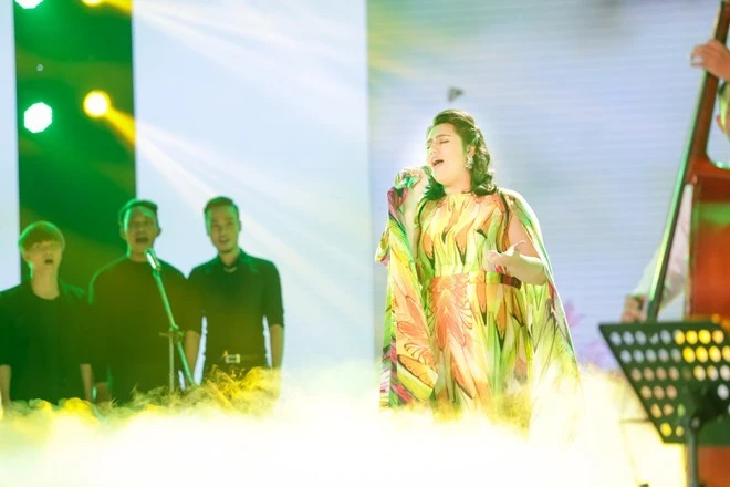 Cô gái lai ở X Factor nhập viện ngay trước đêm liveshow