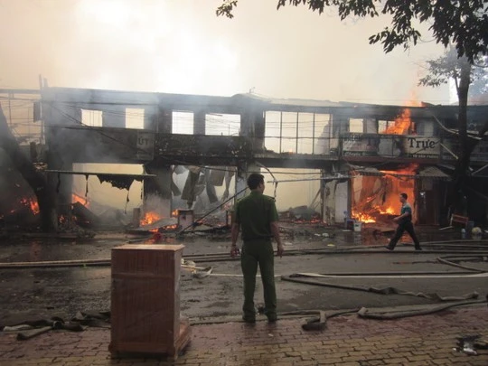 Hơn chục nhà dân bị lửa thiêu rụi hoàn toàn