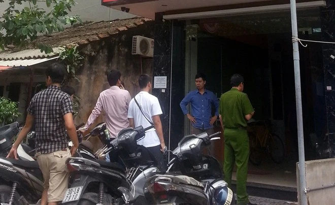 Quán Internet xảy ra vụ án mạng nhìn từ bên ngoài. Ảnh: Việt Đức. 